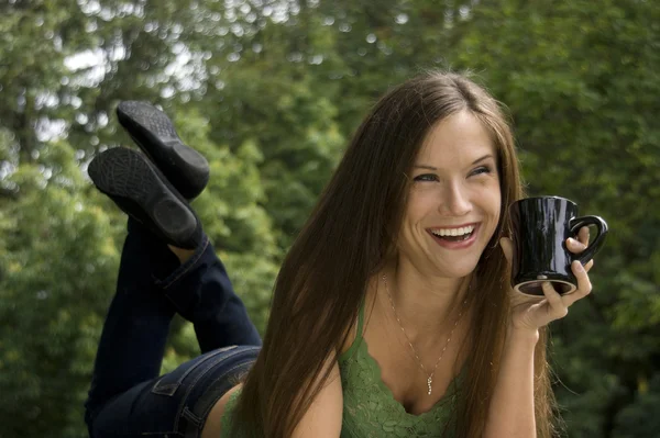 Frau lacht beim Kaffee im Park — Stockfoto