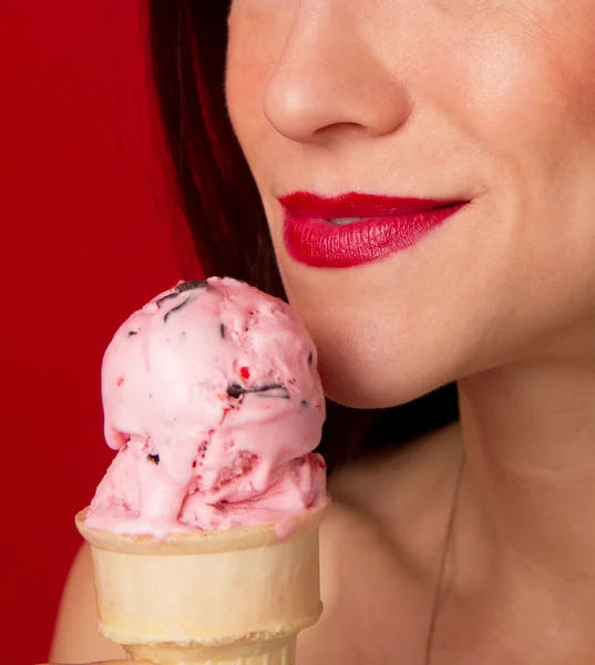 Nedre hälften av kvinnans ansikte om att äta Strawberry Ice Cream Cone — Stockfoto