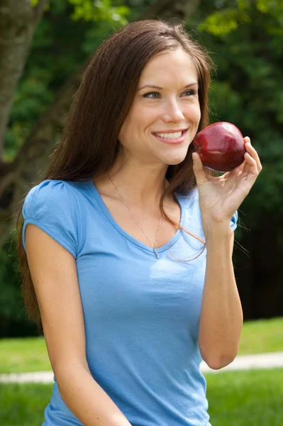 Mujer saludable feliz se prepara para comer manzana en el parque al aire libre —  Fotos de Stock