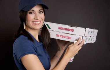 Pizza teslim teslim yemek güzel kadın mavi üniforma