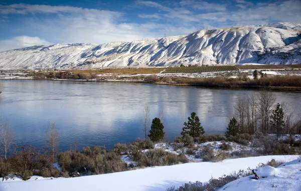 Columbia River Flows After Fresh Snow — Stock Photo, Image