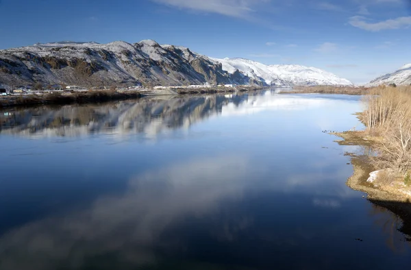 Rio Columbia flui lentamente após neve fresca — Fotografia de Stock