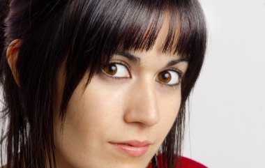 kadın büyük kahverengi gözleri ile kameraya doğru görünüyor