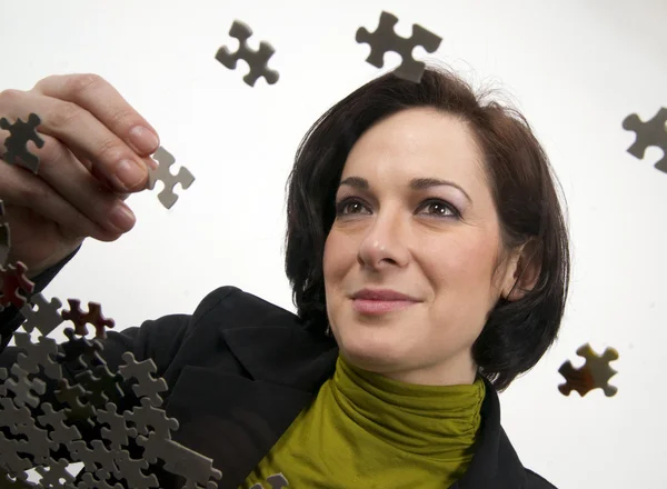 Donna che lavora un puzzle — Foto Stock