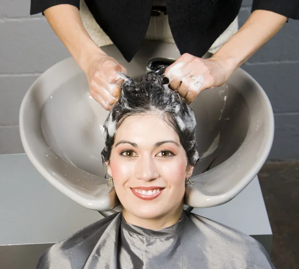 Attraente donna ottiene spa salone shampoo e condizionamento — Foto Stock