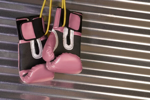 Gants de boxe roses suspendus à un crochet — Photo