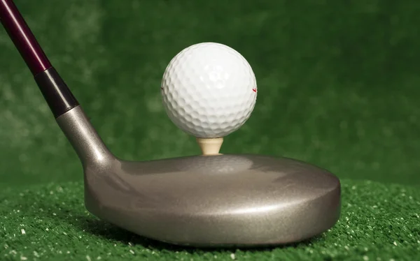 Golf topu önünde oturan 5 ahşap durması — Stok fotoğraf