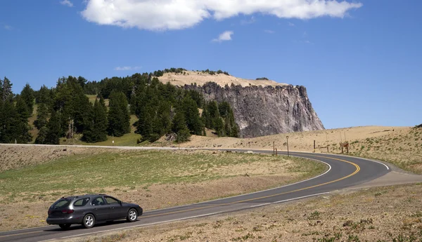 Station Wagon on the Road en el oeste de Estados Unidos — Foto de Stock