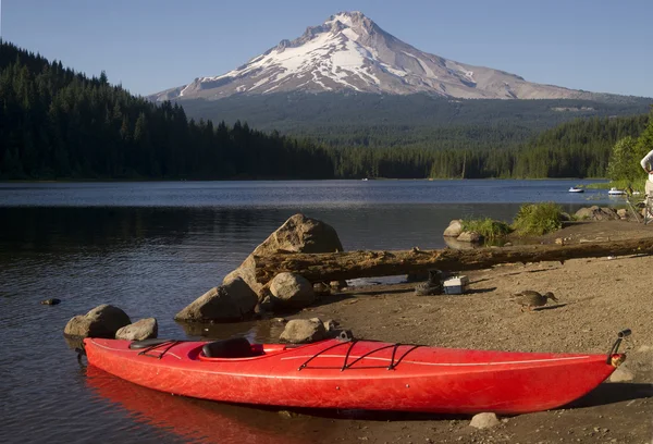 Jeden czerwony kajak na jeziora trillium zamontować okap oregon — Zdjęcie stockowe