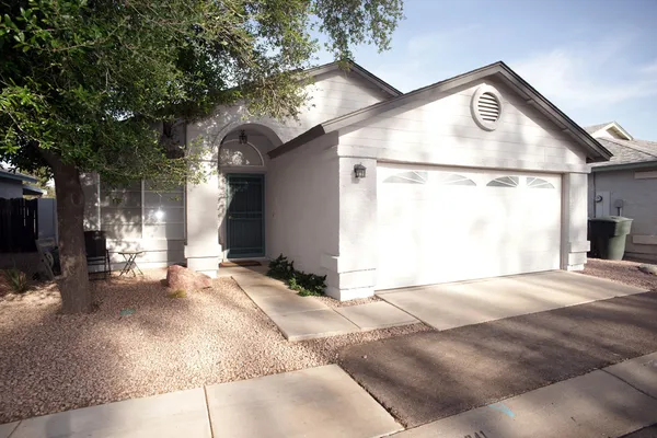 Bescheiden huis met rock werf zuidelijke gemeenschap van phoenix arizona Rechtenvrije Stockfoto's