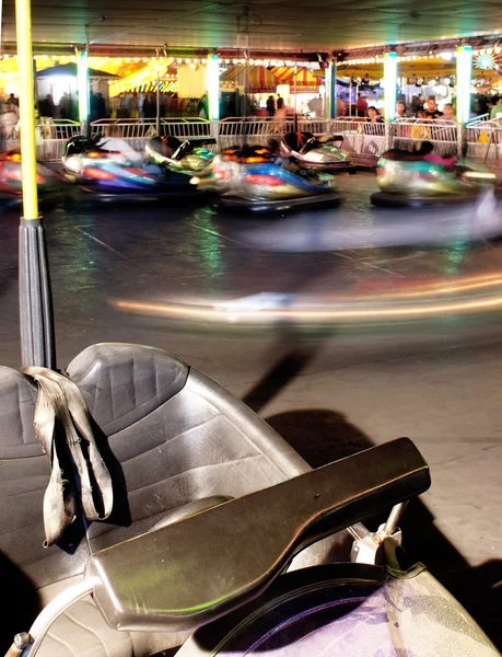 Un vehículo permanece sin usar en coches de choque en la feria — Foto de Stock