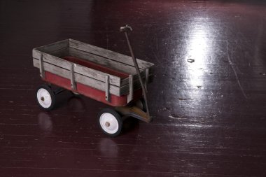 eski ahşap yerde vagonda Vintage paslı kırmızı metal yardımcı programı