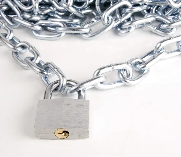 Lien chaîne connectée par cadenas de verrouillage en acier clé sur blanc — Photo