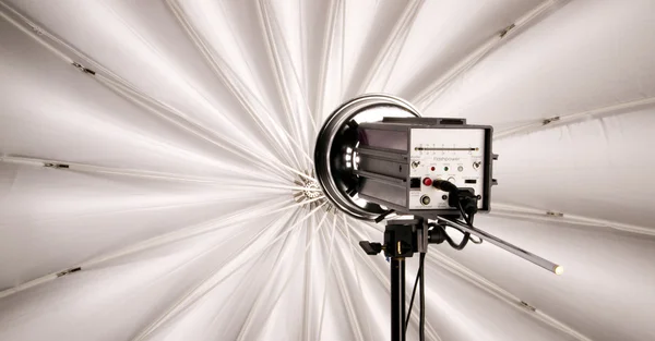 La cabeza de flash de alta potencia ilumina un gran paraguas de estudio — Foto de Stock