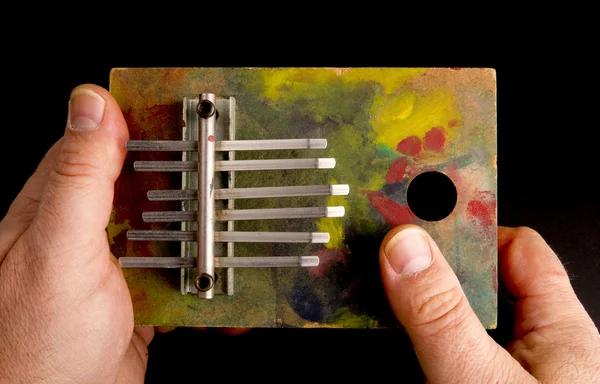 Mãos tocando melodia no instrumento musical da harpa do polegar — Fotografia de Stock