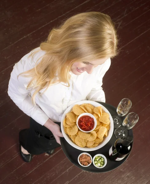 Ung attraktiv kvinna server ger vin och förrätt mat tr — Stockfoto