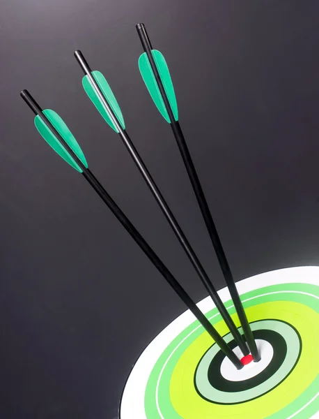 Tres Flechas de Tiro con Arco Negro Verde Golpean Blanco Redondo Bullseye Cente — Foto de Stock