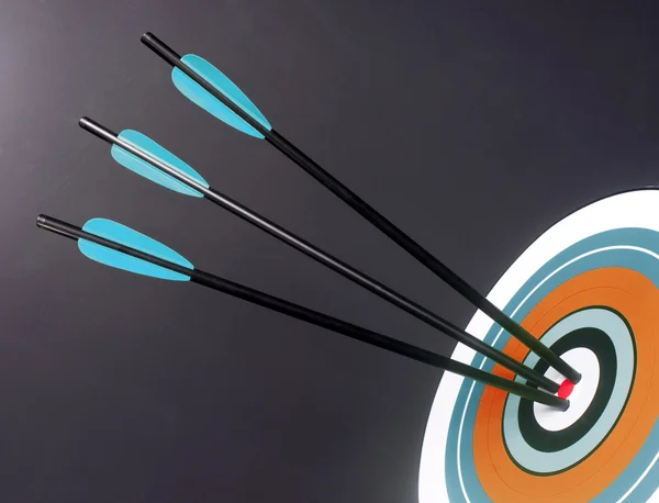 Tre frecce blu tiro con l'arco nero colpire bersaglio rotondo Bullseye Center — Foto Stock