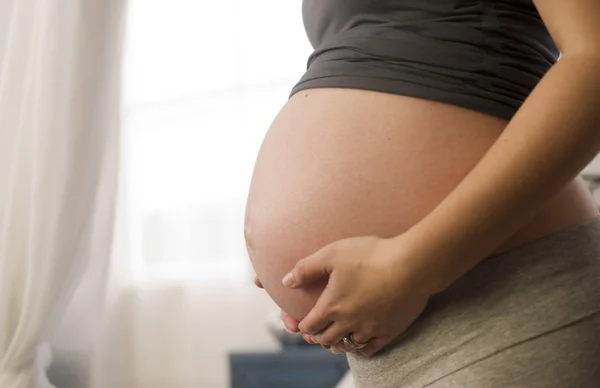 큰 배꼽 어머니 7 개월에 두 번째 임신 임신 — 스톡 사진