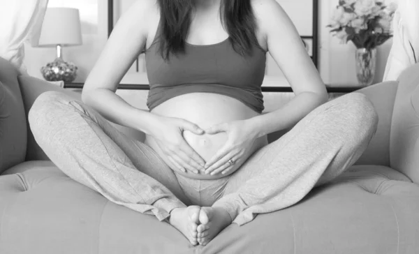 Grande barriga mãe sete meses grávida sentado segunda gravidez — Fotografia de Stock