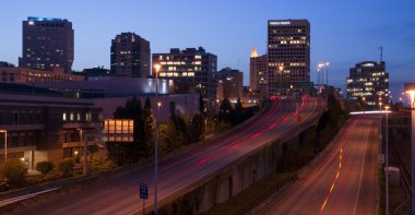 Interstate 705 şehir merkezi tacoma washington skyline ay alacakaranlık