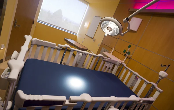 Gyermek Kórház behajtási szobában ágy vizsgálat fény égő — Stock Fotó