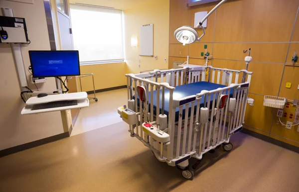 La luz de inspección médica ilumina la habitación del hospital de los niños de la cama —  Fotos de Stock