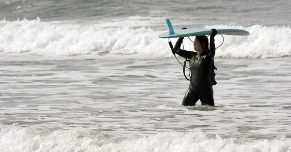 Serious Surf Boarder Female Carries her Surfboard through Surf — Stock Photo, Image