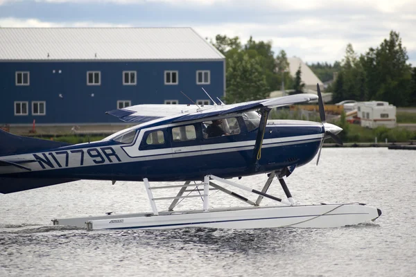 Deniz uçağı taksiler kalkış Gölü Hood Ted Stevens Ulusal Havaalanı Anchorage — Stok fotoğraf