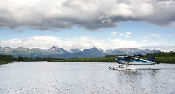 Ponton vliegtuig taxi's in lake kap watervliegtuig baseren anchorage alaska — Stockfoto