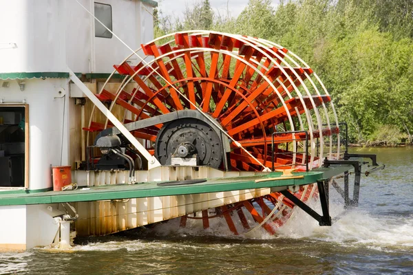 Raddampfer-Wirbel bewegt Flussschiff-Raddampfer flussabwärts — Stockfoto
