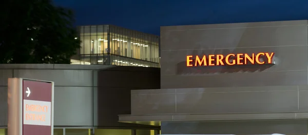 紧急入口当地医院紧急医疗服务大厦 — 图库照片