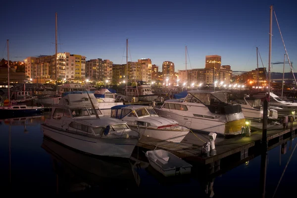 Gece düştüğünde demirli marina thea foss suyolu tacoma tekneler — Stok fotoğraf