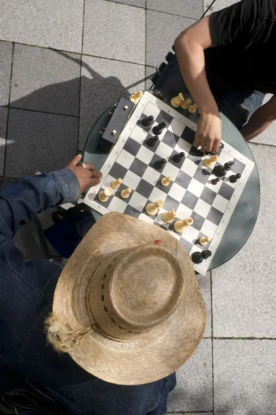 Hombre mueve pieza jugando al ajedrez Sidewalk Park Downtown — Foto de Stock