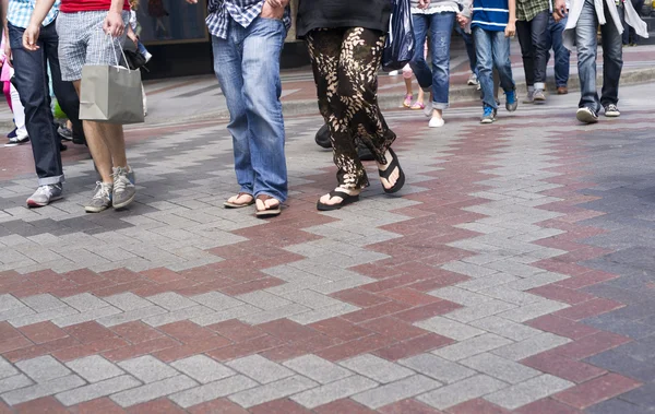 Flera klädd vardagligen promenad i övergångsställe downtown — Stockfoto