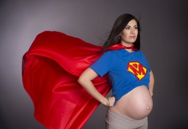 hamile kadın anne karakteri süper kahraman kırmızı pelerin göğüs arması