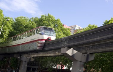 Seattle monorail transit tren mahalle retro tarzı üzerinde seyahat eder.