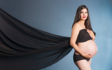 güzel bir hamile kadın kız yenidoğan moda portre bekliyor