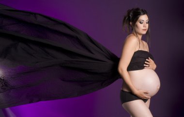 güzel bir hamile kadın kız yenidoğan moda portre bekliyor