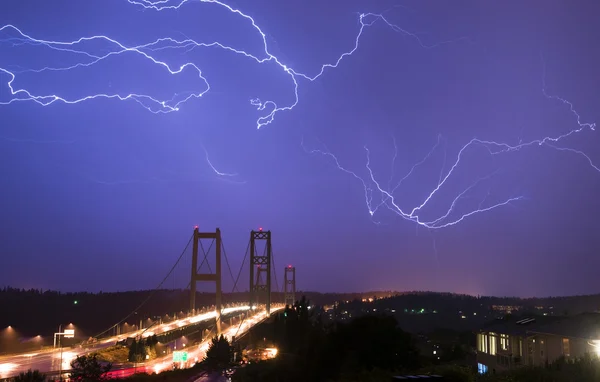 Electrical storm blikseminslagen bouten die Tacoma narrows bridge w — Stockfoto