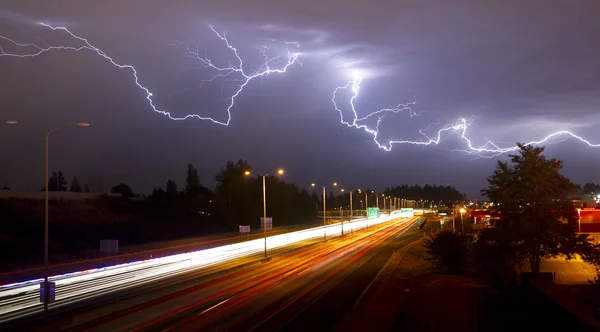 Sällsynta åskväder producerar lightning över tacoma washington i-5 — Stockfoto