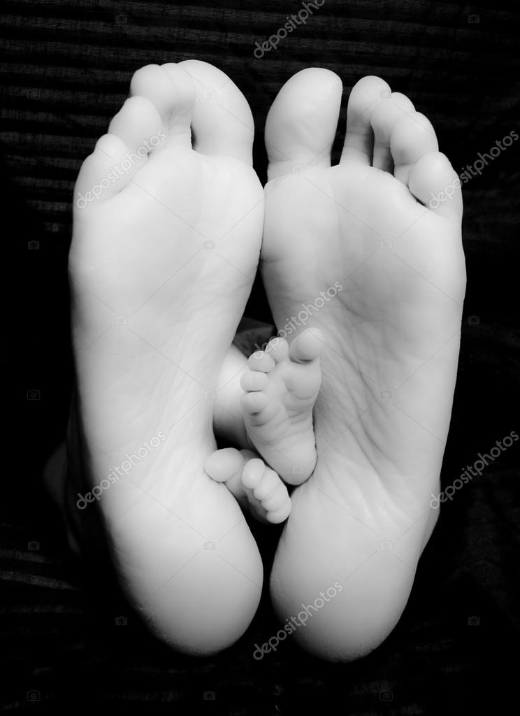 Pieds Nus De La Mere Fiere Et Du Nouveau Ne Image Libre De Droit Par Cboswell C