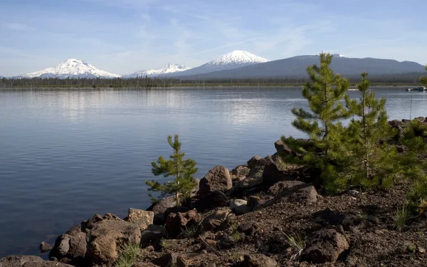 Kaskada górski wznosi się ponad alpejskie jezioro oregon state — Zdjęcie stockowe