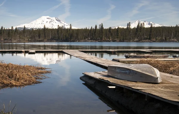 Kaskada górski wznosi się ponad alpejskie jezioro oregon state — Zdjęcie stockowe