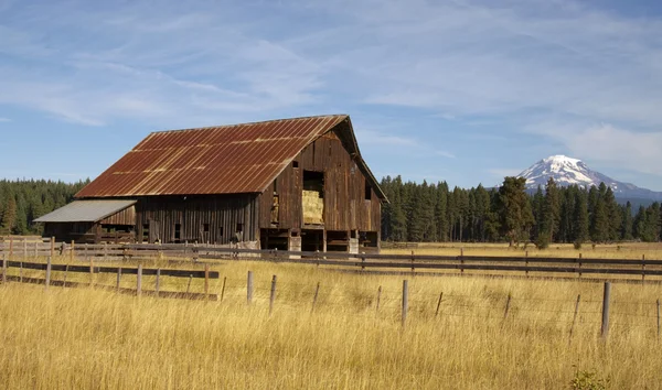 Venkov ranč stodola mount adams horské zemědělské krajiny — Stock fotografie