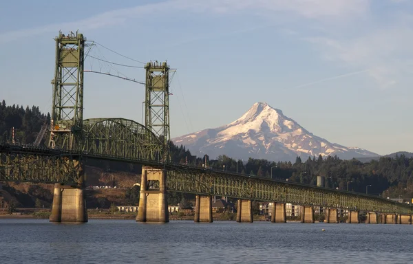 Most nad columbia na kaptur mountian kaskady rzeki oregon — Zdjęcie stockowe