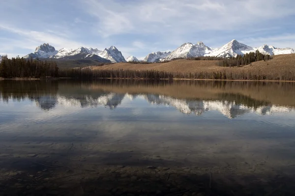 鮭の湖の水の反射太陽アイダホ鋸歯山 — ストック写真