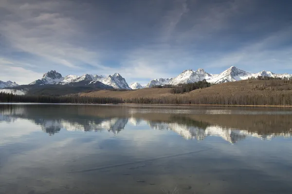 Roodbaars lake water reflectie zon vallei idaho zaagtand berg — Stockfoto