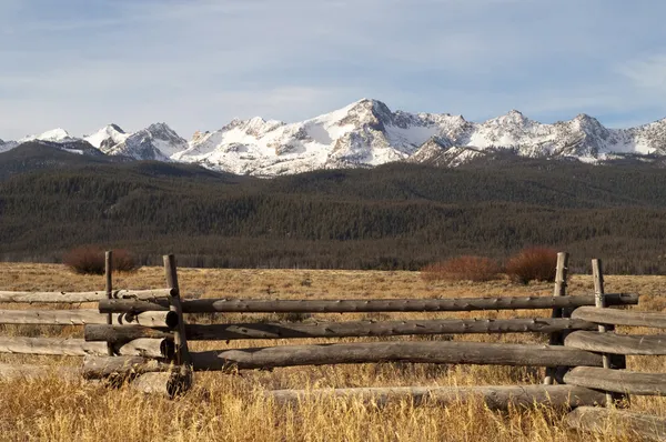 Ranch Bereich Zaun Sonne Tal Idaho Sägezahn Gebirgskette lizenzfreie Stockbilder