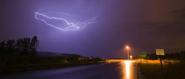 Espectacular exhibición rayo golpe carga ectrica tormenta de trueno — Foto de Stock